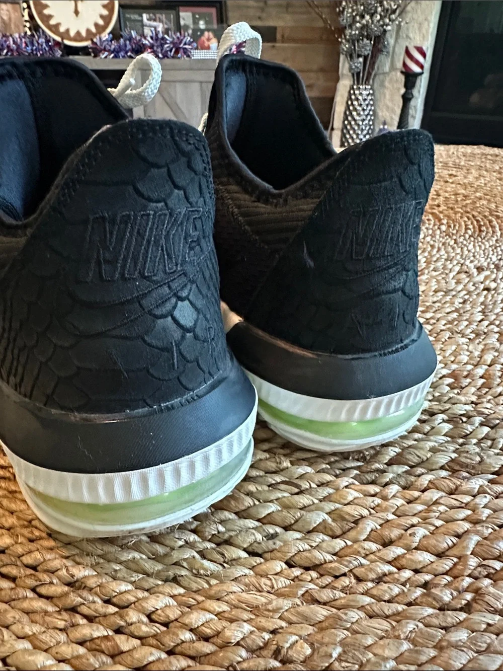 Nike LeBron XVI Men’s Black Athletic Shoes size 10